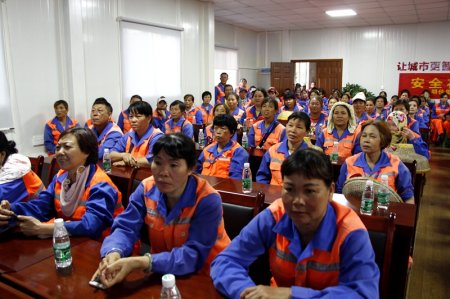 集團(tuán)公司黨支部組織一線員工集中觀看《厲害了，我的國(guó)》